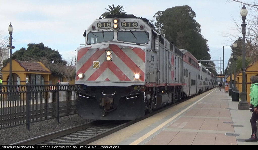 JPBX 916 Leads Caltrain 142